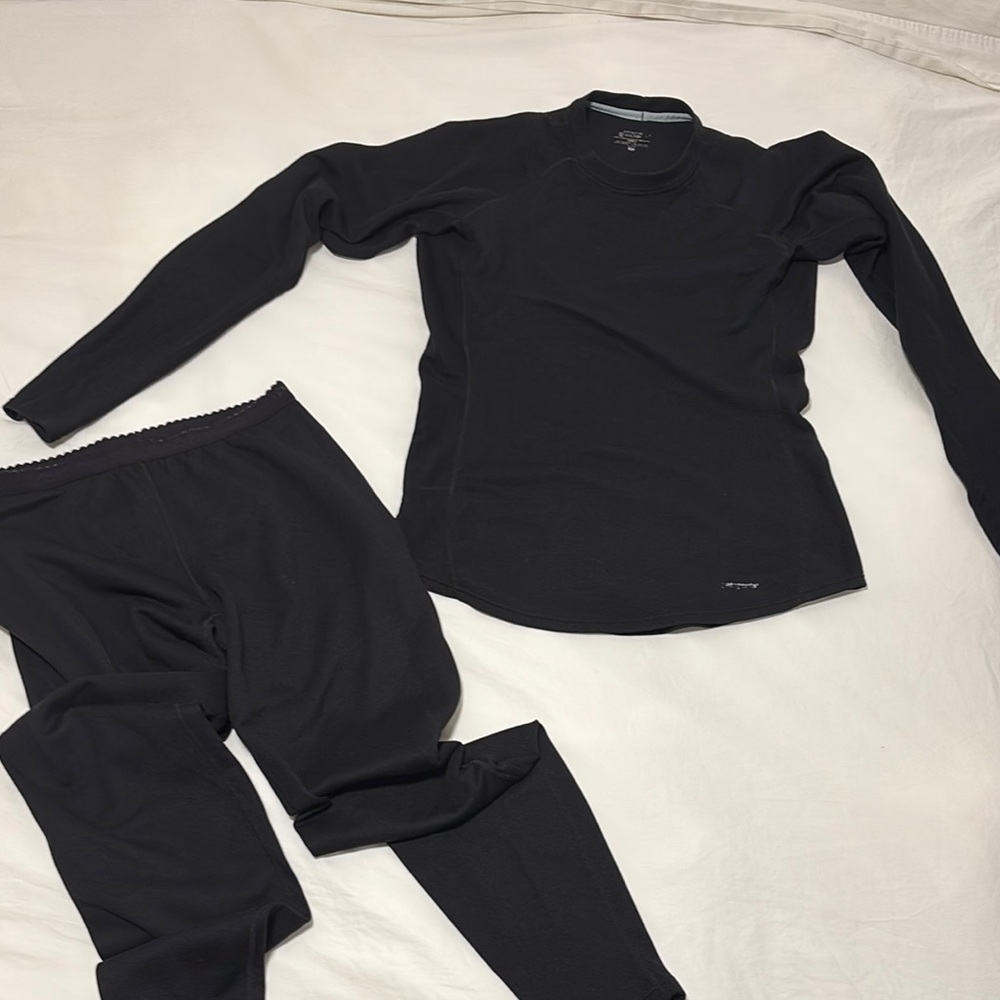 Patagonia black women’s capilene lightweight thermal top and bottom